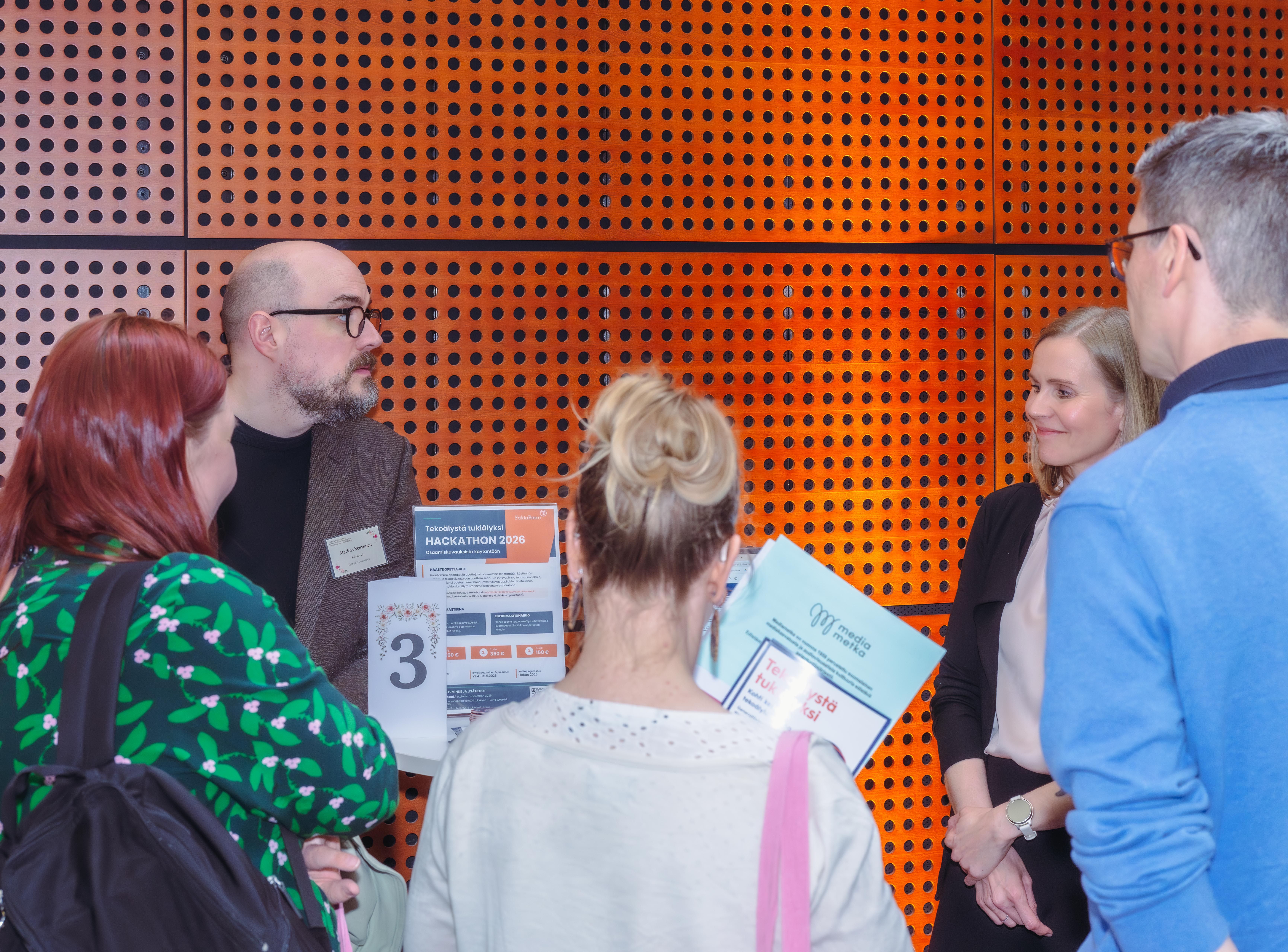 Faktabaari esittelee Tekoälylukutaidon kuvauksia Mediakasvatusfoorumissa 27.5.2026. Kuva: Ville Sohn, Taide- ja kulttuurivirasto